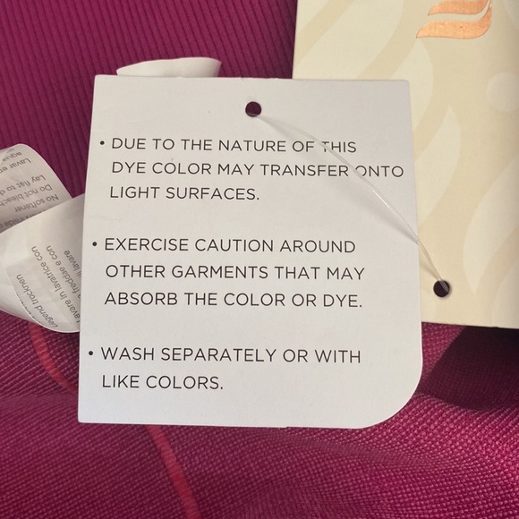 NWT Size M Fushia Fabletics High
Waisted Seamless Leggings - Picture 4 of 8